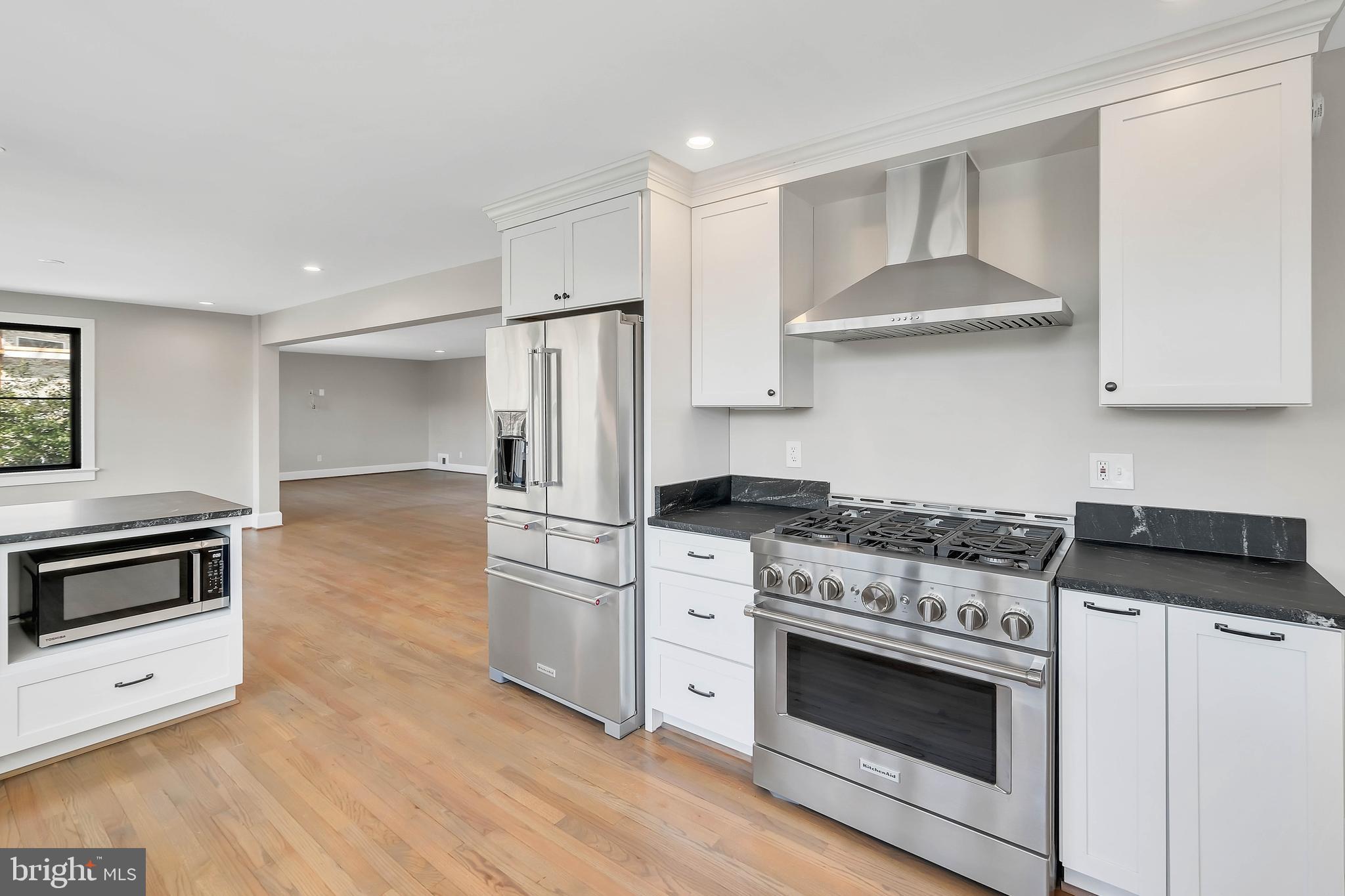 LAKE BARCROFT - Residential