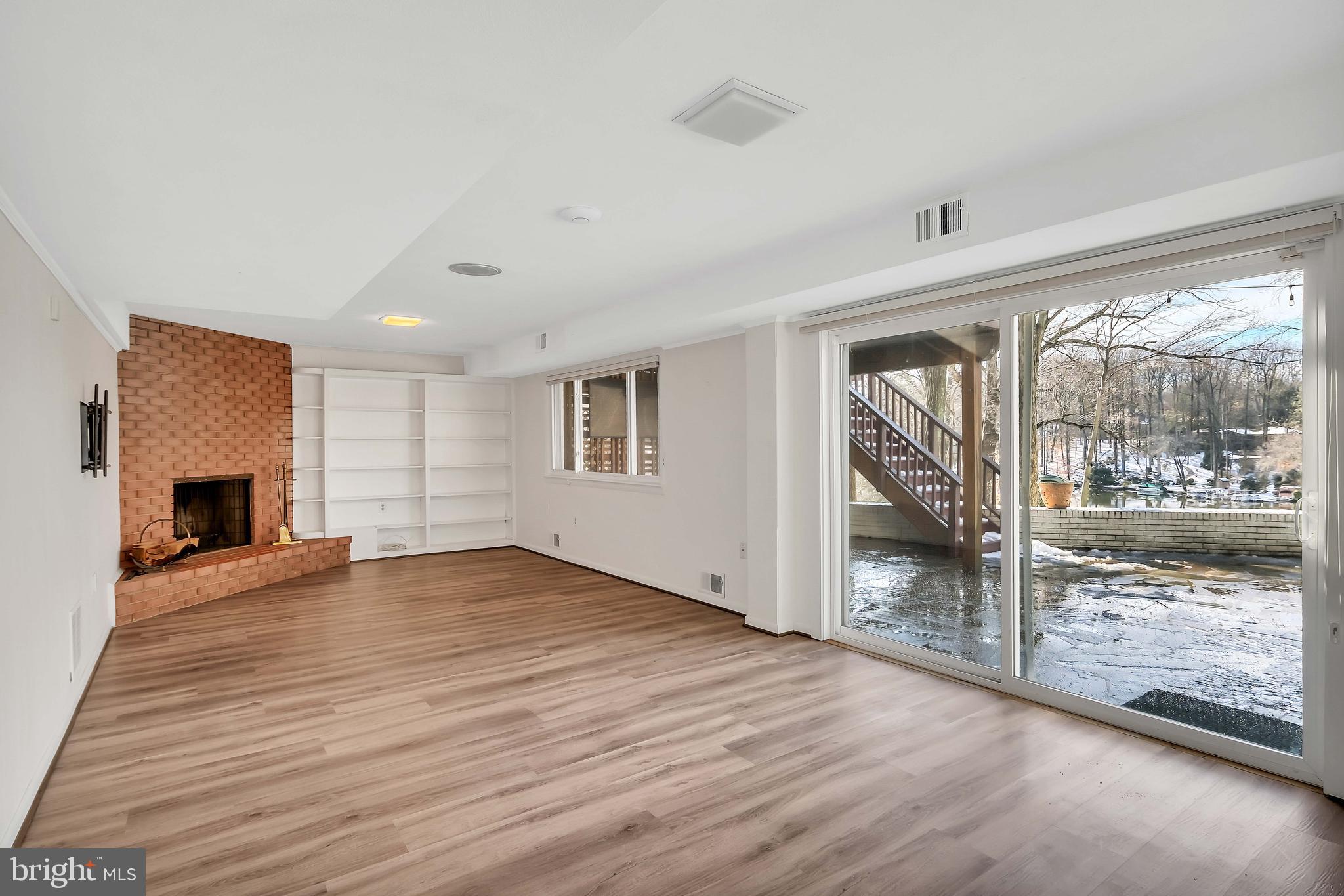 LAKE BARCROFT - Residential