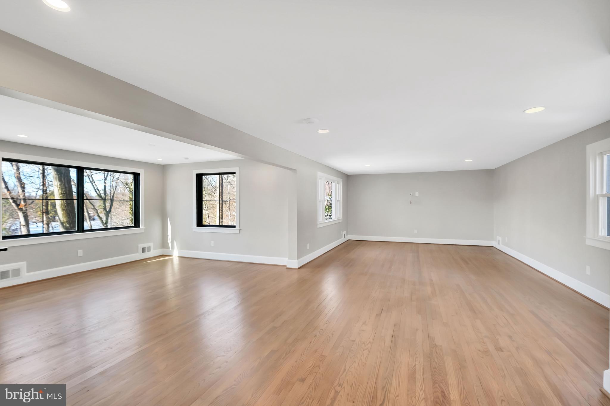 LAKE BARCROFT - Residential