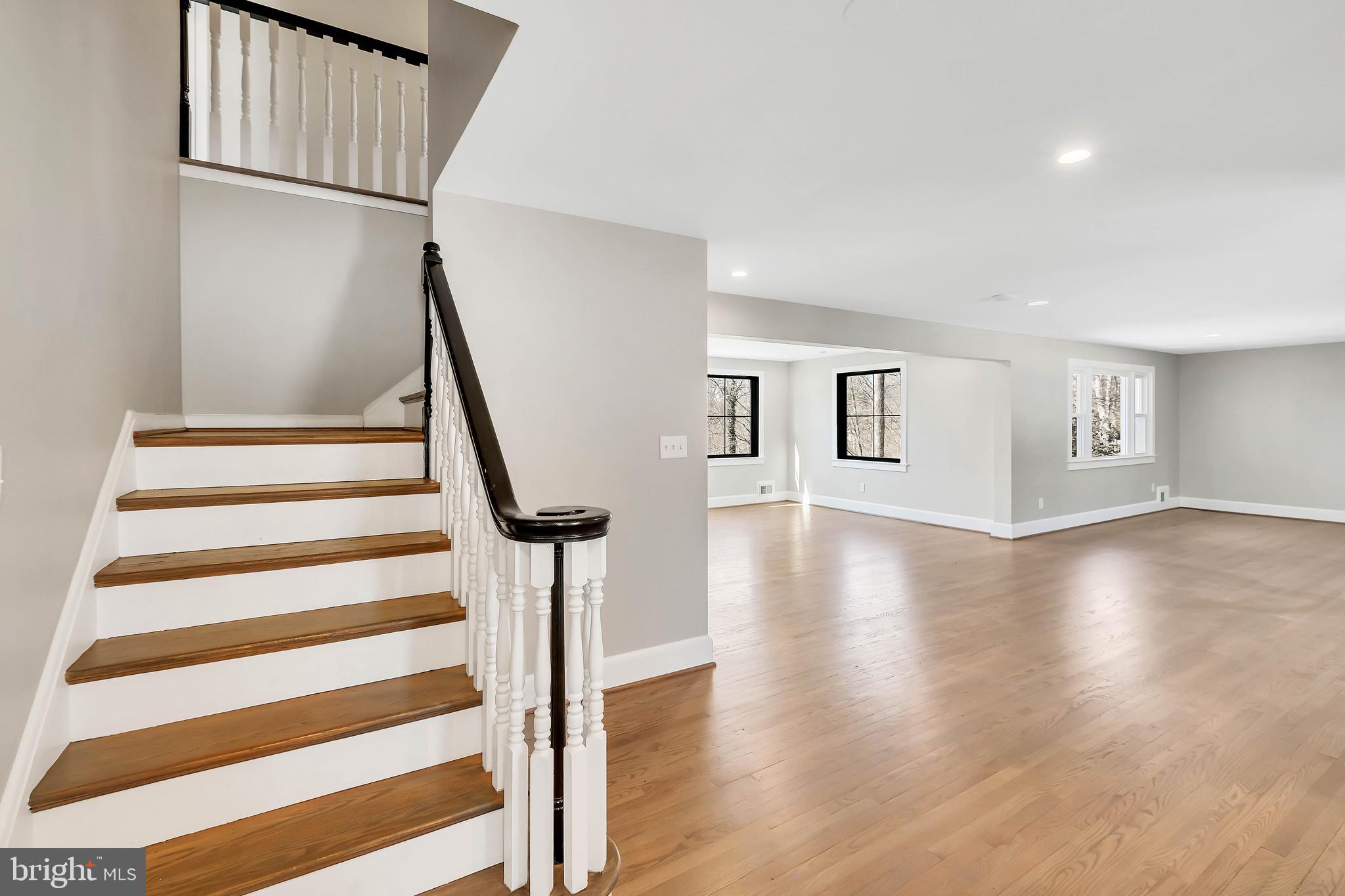 LAKE BARCROFT - Residential