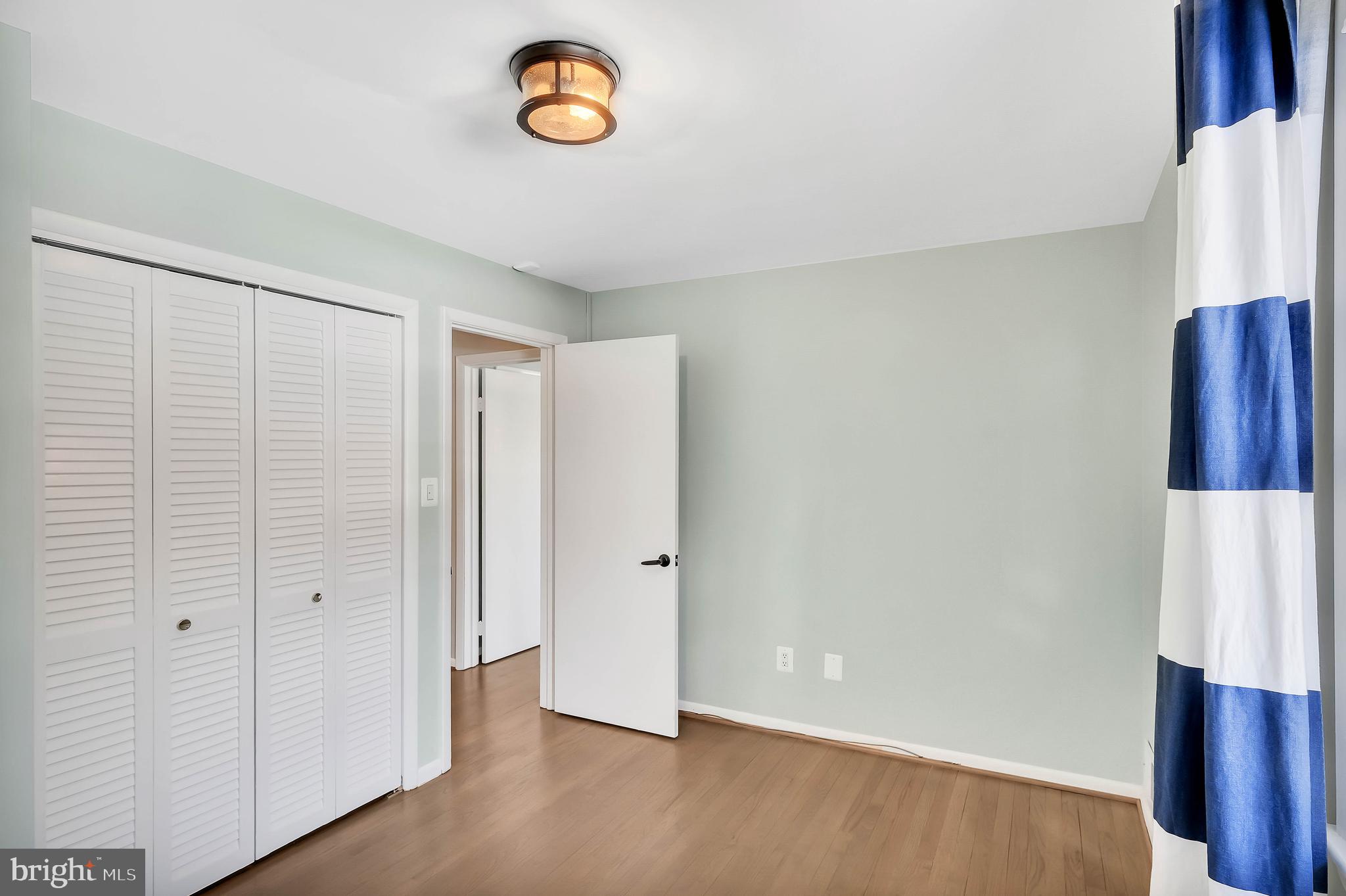 LAKE BARCROFT - Residential