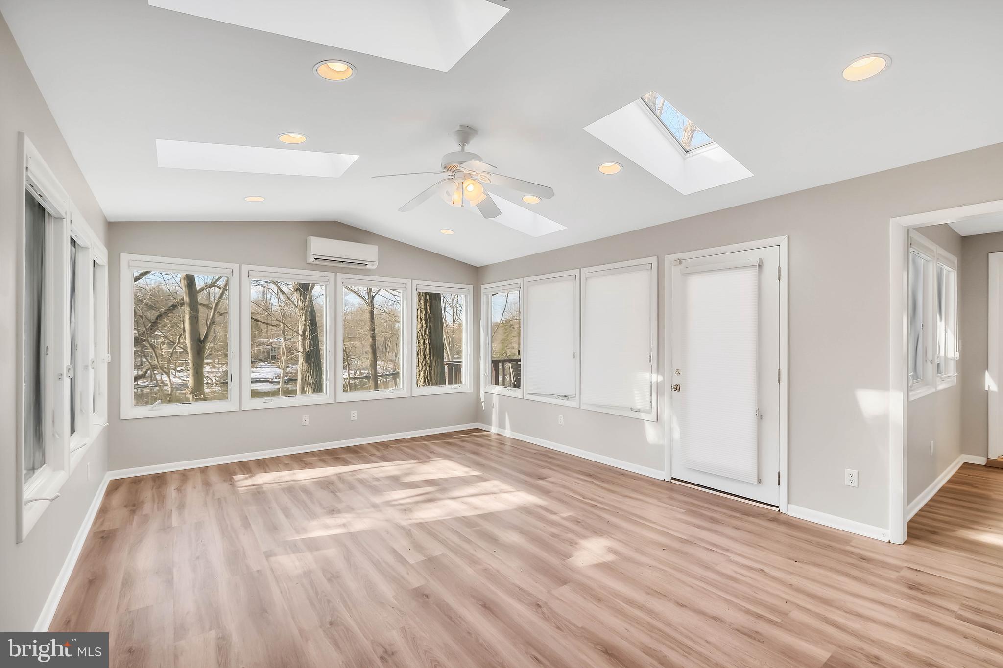 LAKE BARCROFT - Residential