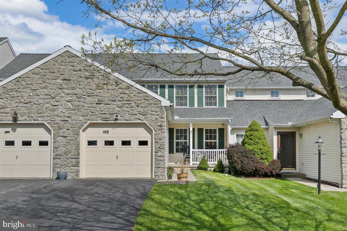 Beautifully maintained townhome in the desirable location of Mallard Ponds. 3 bedrooms, a full bath on the upper and lower levels with a half bath on the main floor. Nicely finished lower level with walkout basement. Attached one car garage. New roof in 2019, new water softener, dishwasher and microwave. Flooring recently upgraded in the living room, dining room, master bed/bath and powder room.