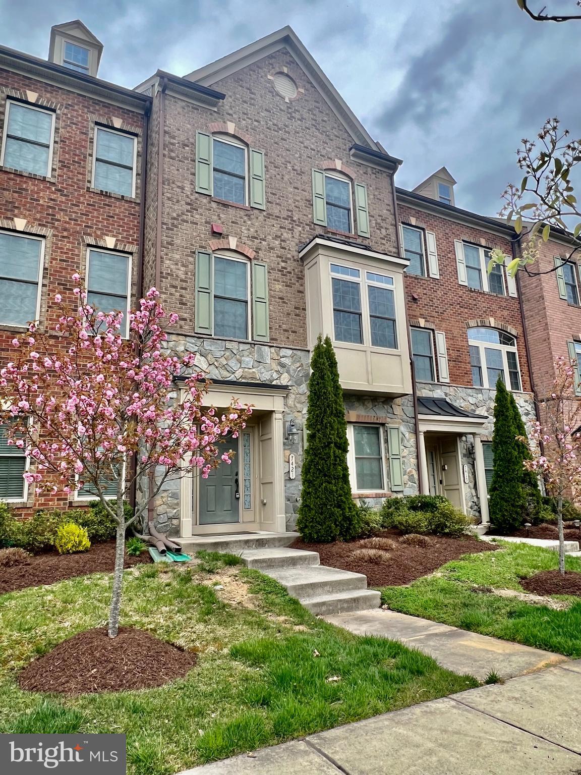Stunning townhome with two car garage w/ gourmet kitchen, granite countertops and SS appliances. Home features ground lvl master suite with walk in closet. Upper master suite features two walk-in closets. Washer/Dryer on upper lvl. Community pool pass included. 

Pets considered on a case by case basis. 

MINIMUM REQUIREMENTS - Credit scores of 600 or higher, Total Annual Household Income of $126,000 or higher.