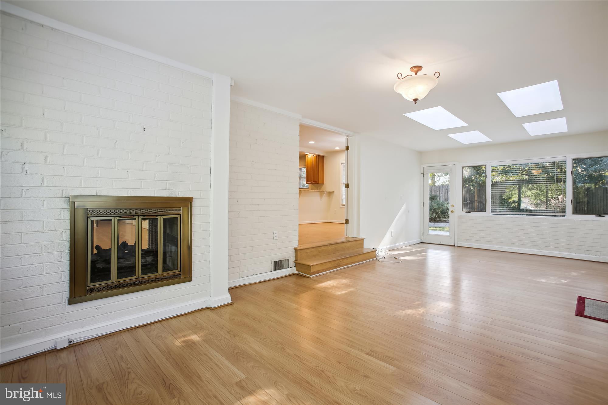 WELLINGTON HEIGHTS - Residential Lease
