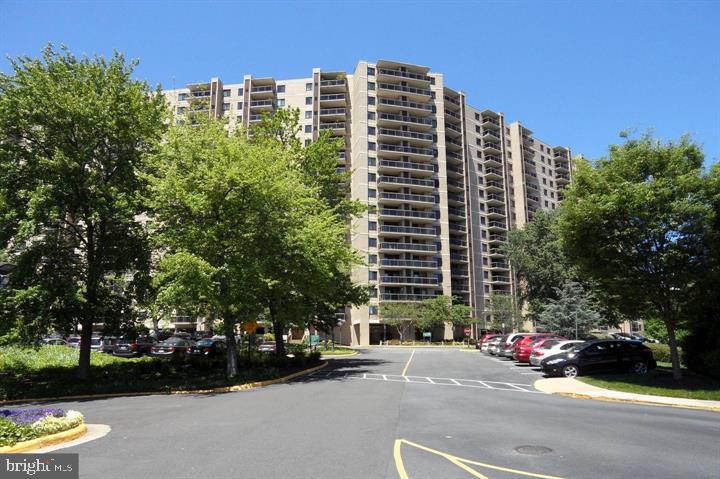 Gated community. Totally updated 2-bed, 2-bath condo with a Garage parking assigned. Rent includes all Utilities except Cable & Telephone. Great location - close to 395. Free shuttle to Metro.