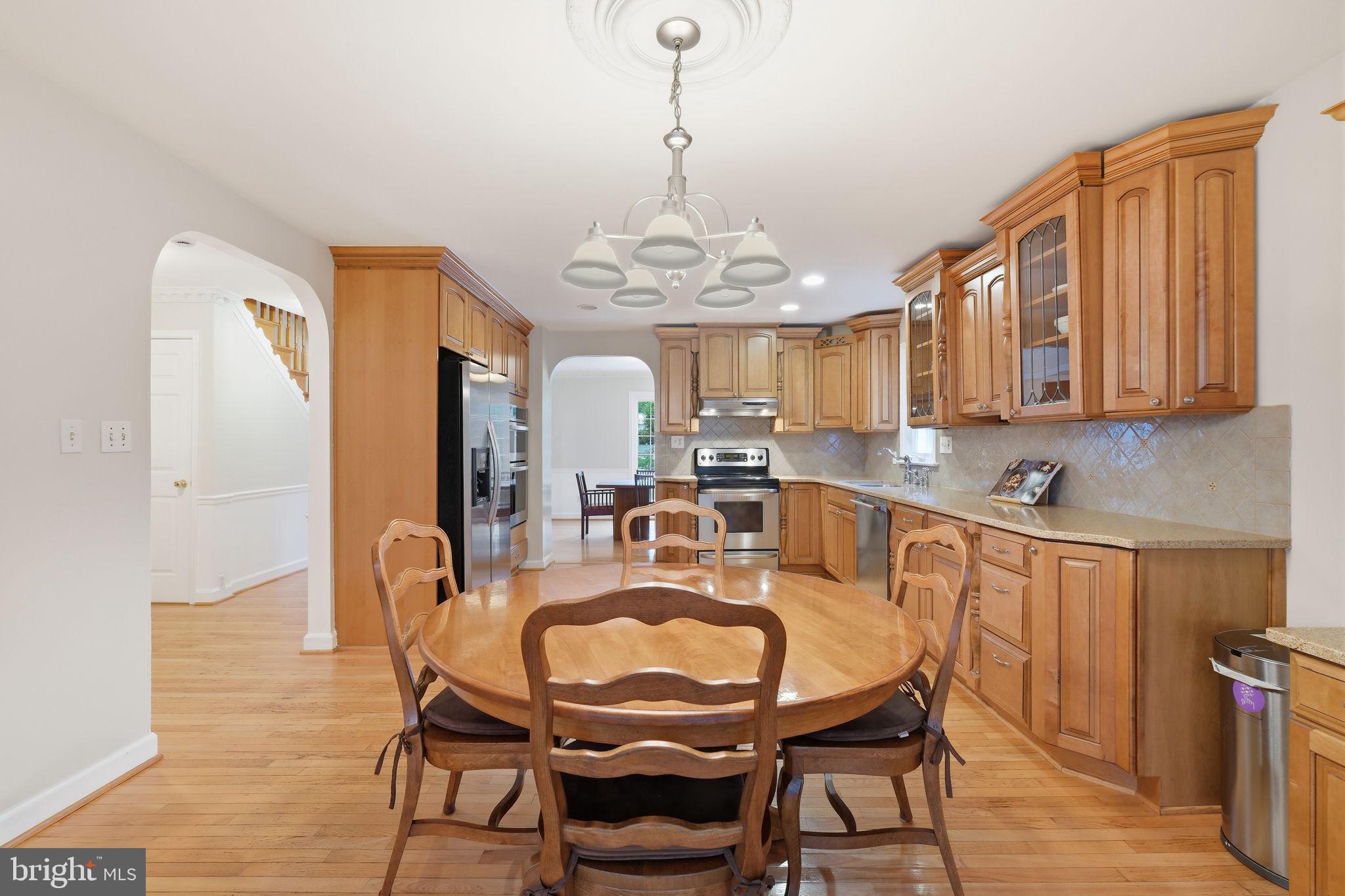 WILLIAMSBURG VILLAGE - Residential