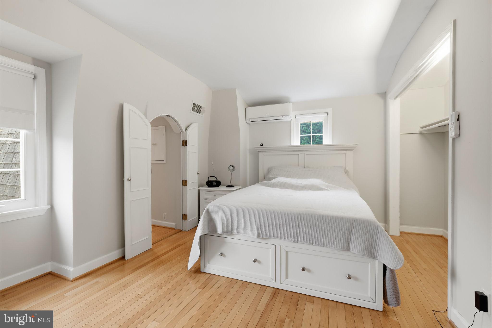WILLIAMSBURG VILLAGE - Residential