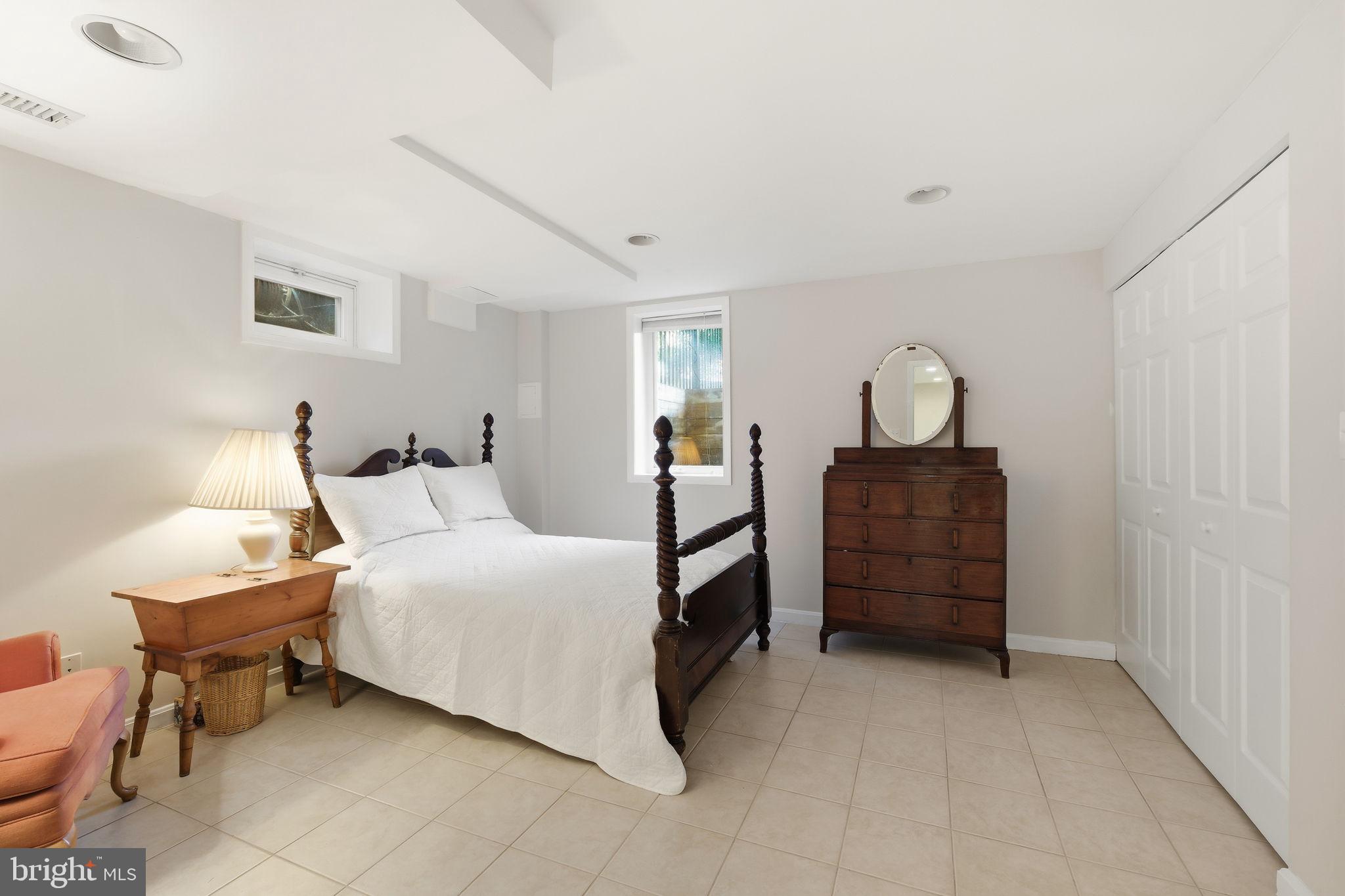 WILLIAMSBURG VILLAGE - Residential