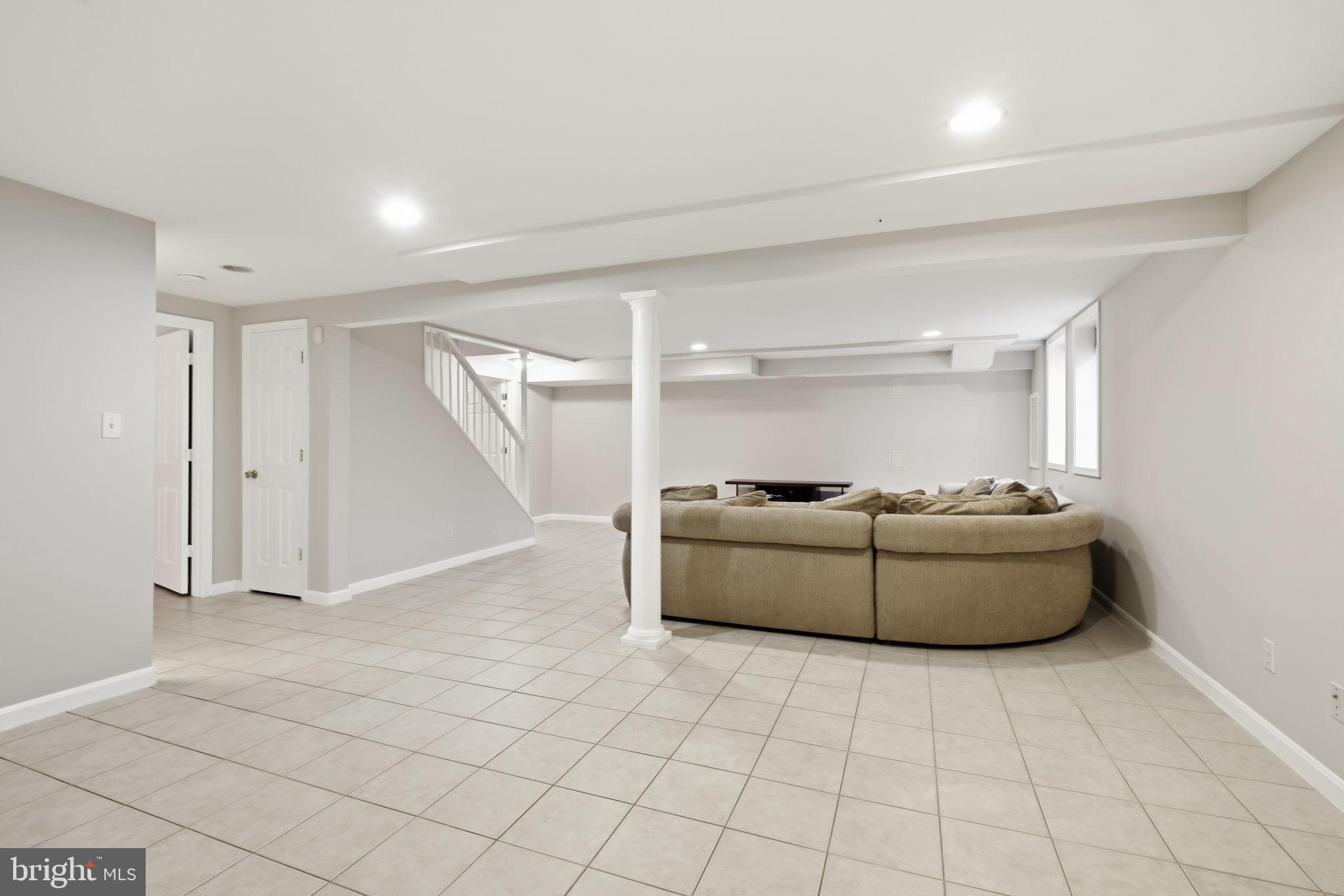 WILLIAMSBURG VILLAGE - Residential