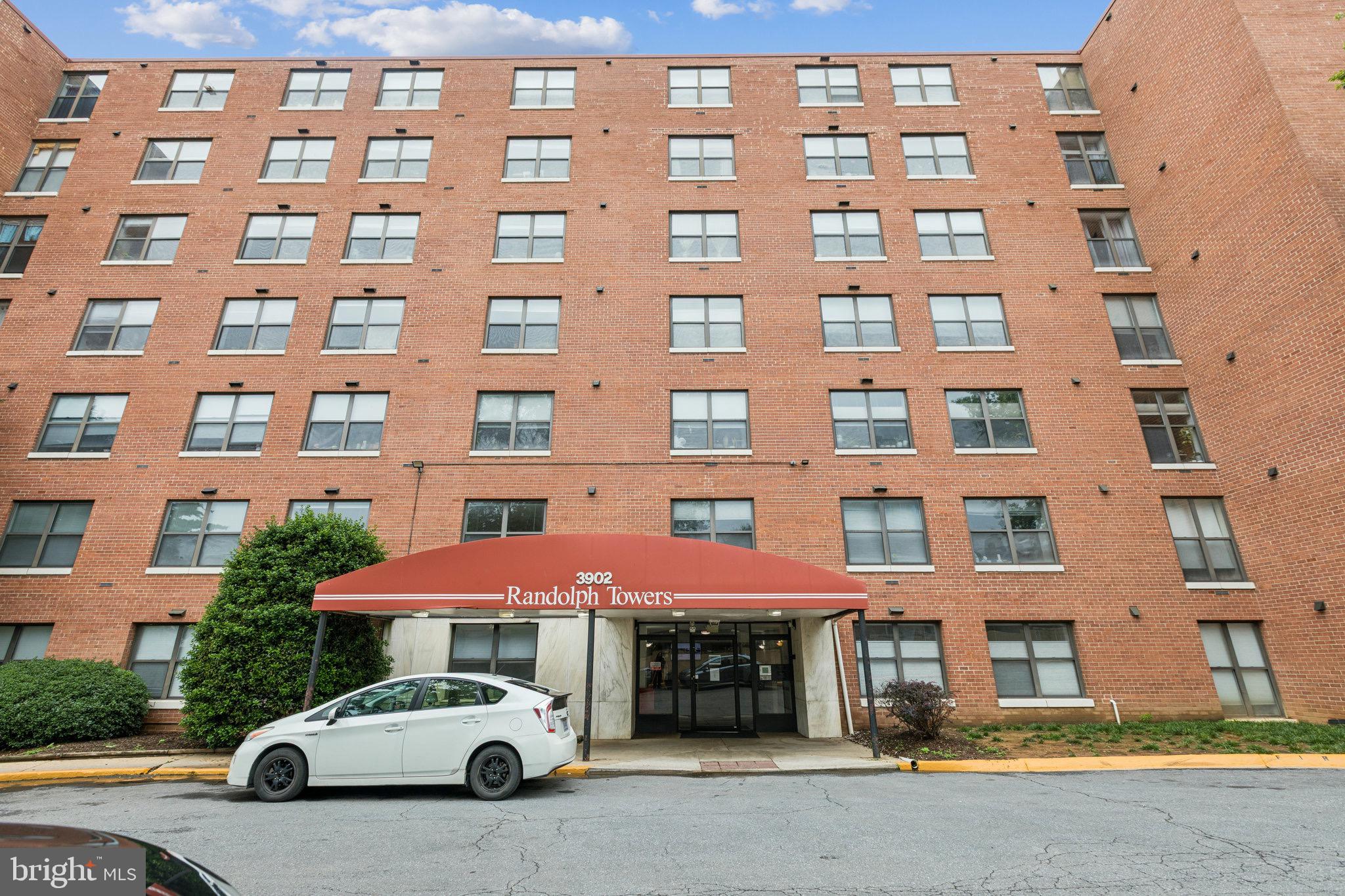 Great Opportunity in Washington, DC – Under $200K! Subject to third party approval.  Welcome to Unit #116 in 3902 14th Street featuring 1 bedroom, 1 den to use as an extra room or office space and 1 full bath. This home is located in the heart of 14th Street in northwest DC. Walking distance to various restaurants and nightlife in the area. Accessible to bus stops and only a few minutes away from Columbia Heights metro station. Do not miss the opportunity to call this unit home