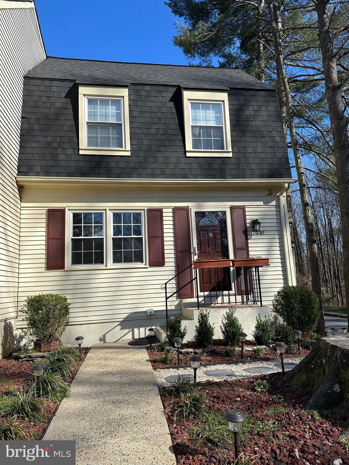 3 bedroom 3 bath 3 level end unit townhouse in a great location. Hardwood floors on the main level. Kitchen with a granite countertop with appliances and recessed lighting. Walkout basement with fireplace. Able to walk to metro rail, VRE station, and Fairfax connector bus stop.