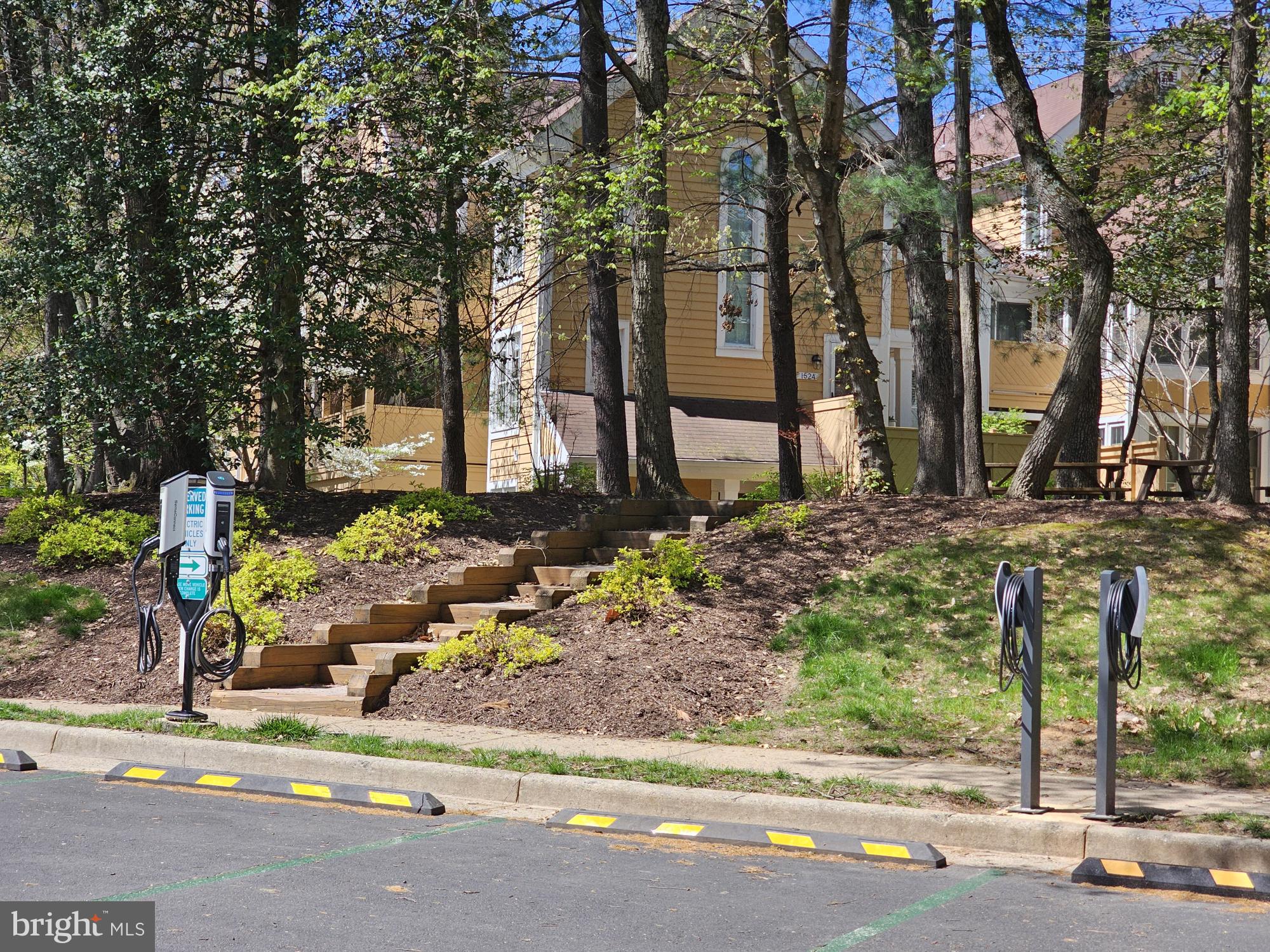 HAMPTON POINTE - Residential