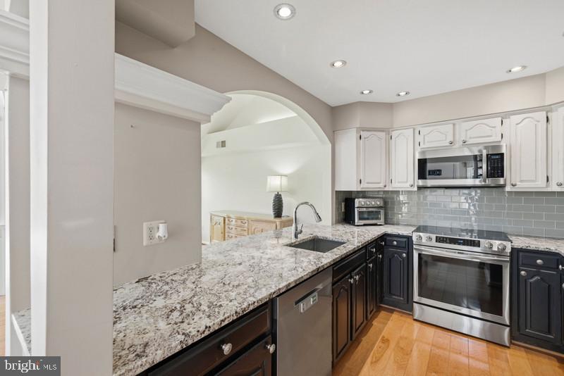HAMPTON POINTE - Residential