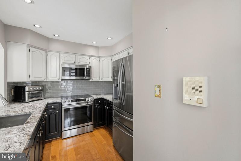 HAMPTON POINTE - Residential