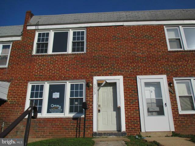 ALL BRICK TOWNHOME IN LAKELAND OFFERS 2 BEDROOMS AND 1 BATH ON UPPER LEVEL. OPEN FLOOR PLAN ON MAIN LEVEL. LAUNDRY AREA OFF KITCHEN . FENCED REAR YARD THAT BACKS TO ALLEY .POSSIBLE PARKING PAD FOR OFF STREET PARKING. HOME NEEDS TLC. AGENTS PLEASE VIEW DOCUMENTS UPLAODED ON THE LISITNG FOR EASY CONTRACT INSTRUCTIONS.