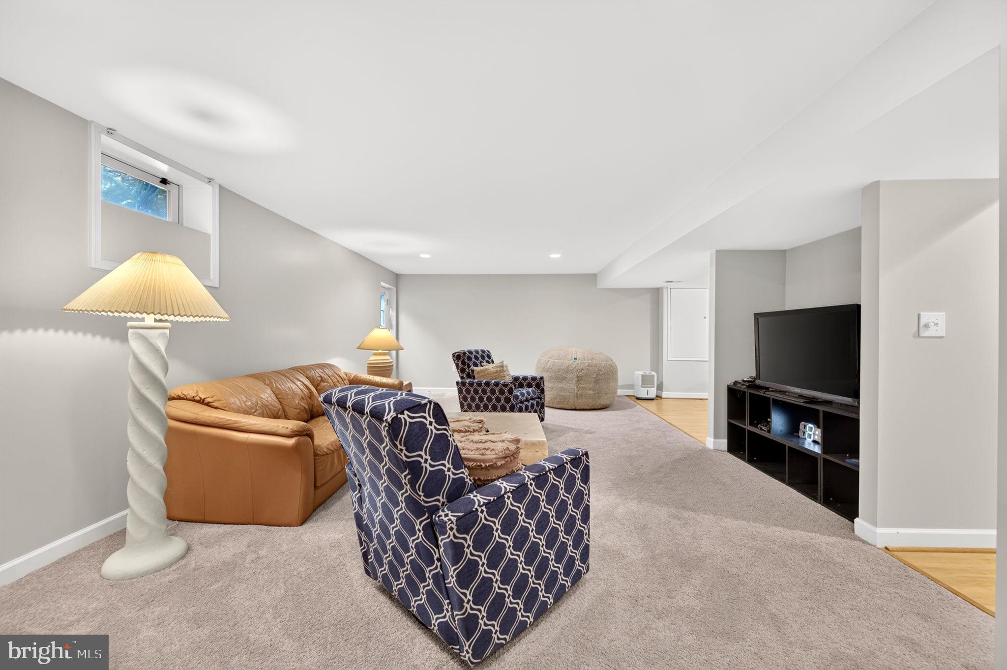 POOLESVILLE - Residential