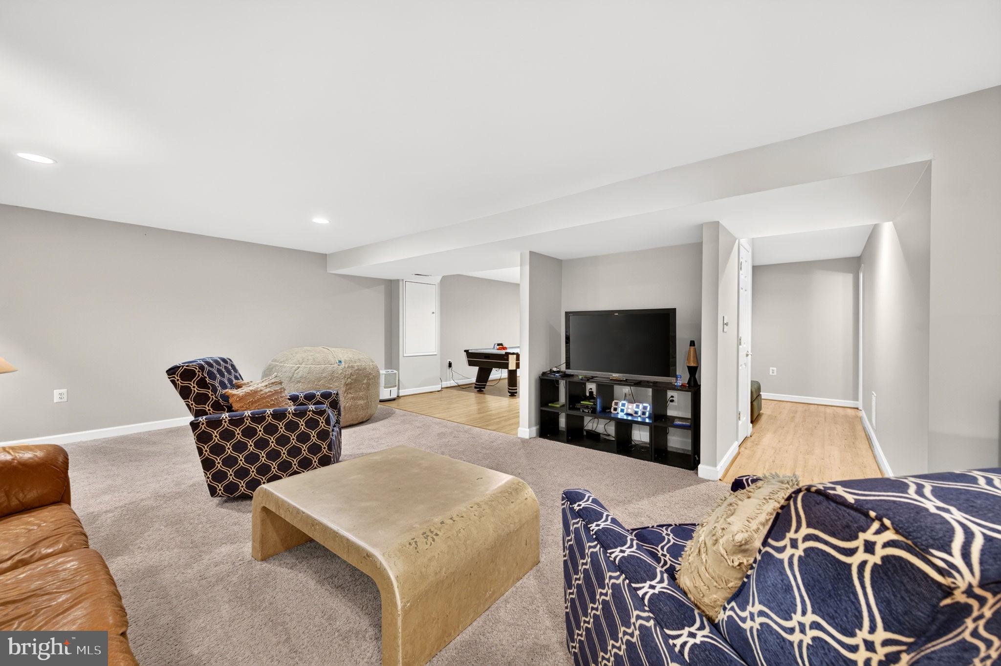 POOLESVILLE - Residential
