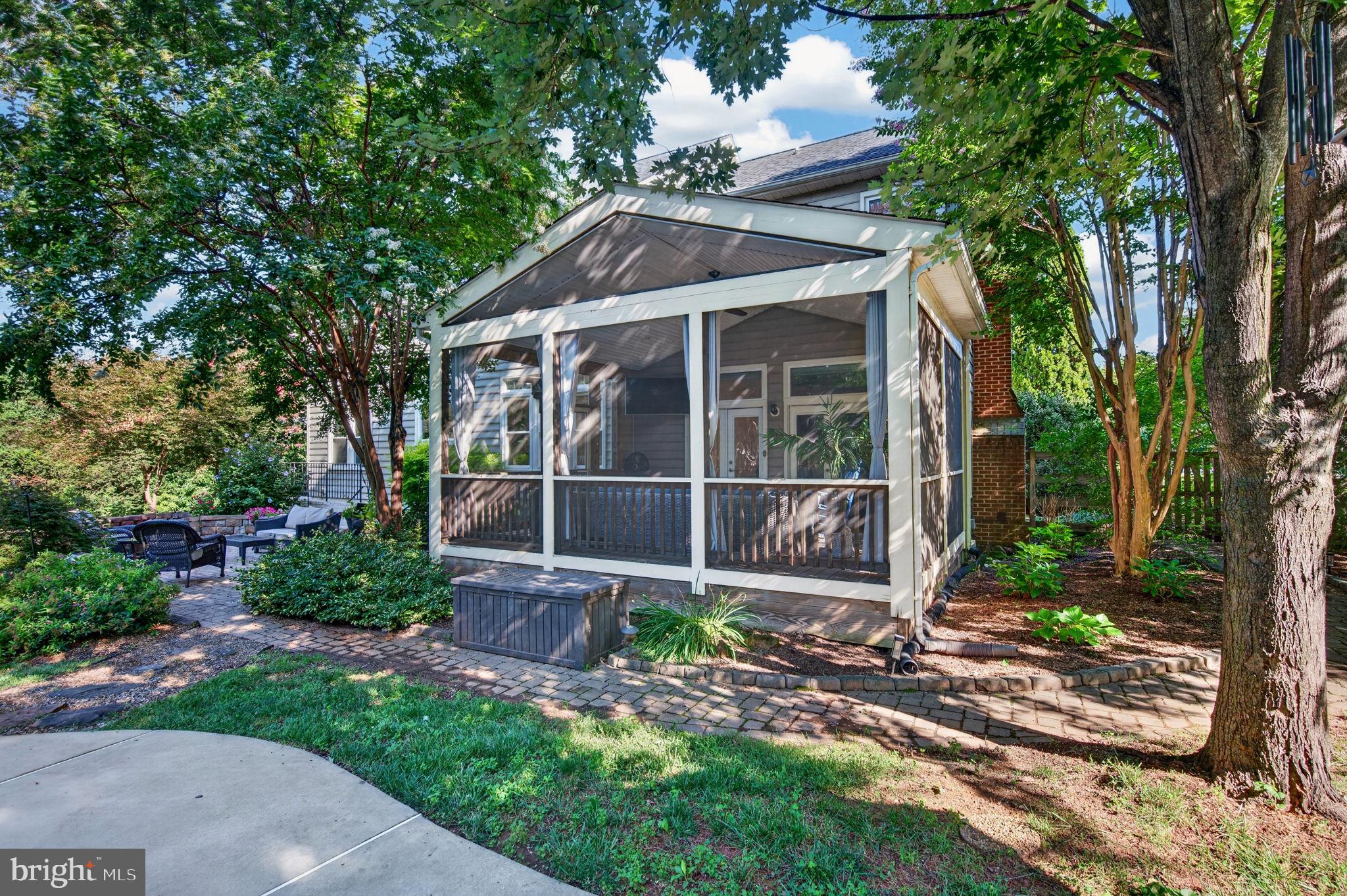 POOLESVILLE - Residential