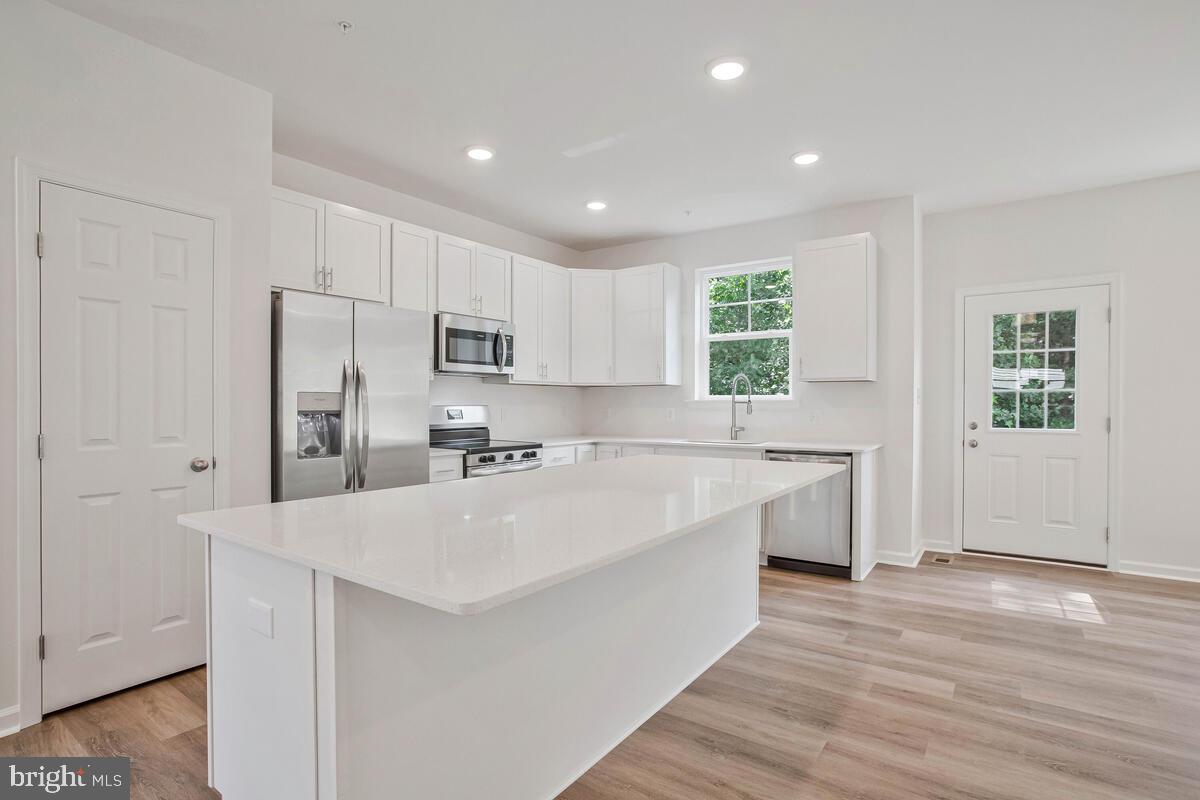 WOODLAND BEACH - Residential