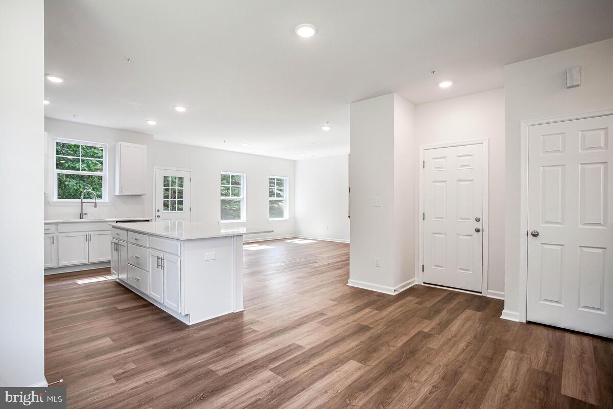 WOODLAND BEACH - Residential
