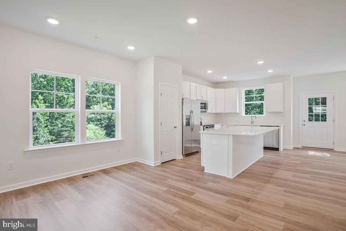 WOODLAND BEACH - Residential