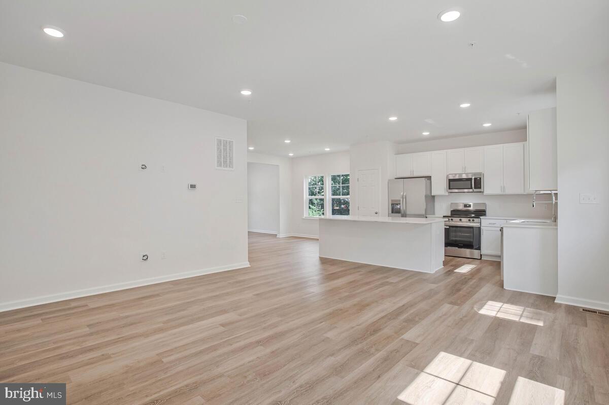 WOODLAND BEACH - Residential