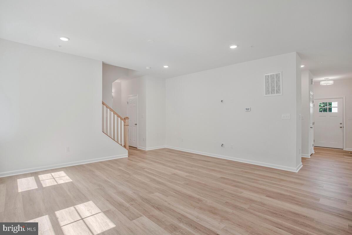 WOODLAND BEACH - Residential
