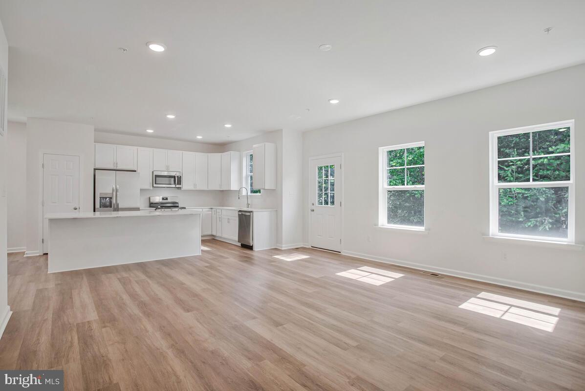 WOODLAND BEACH - Residential