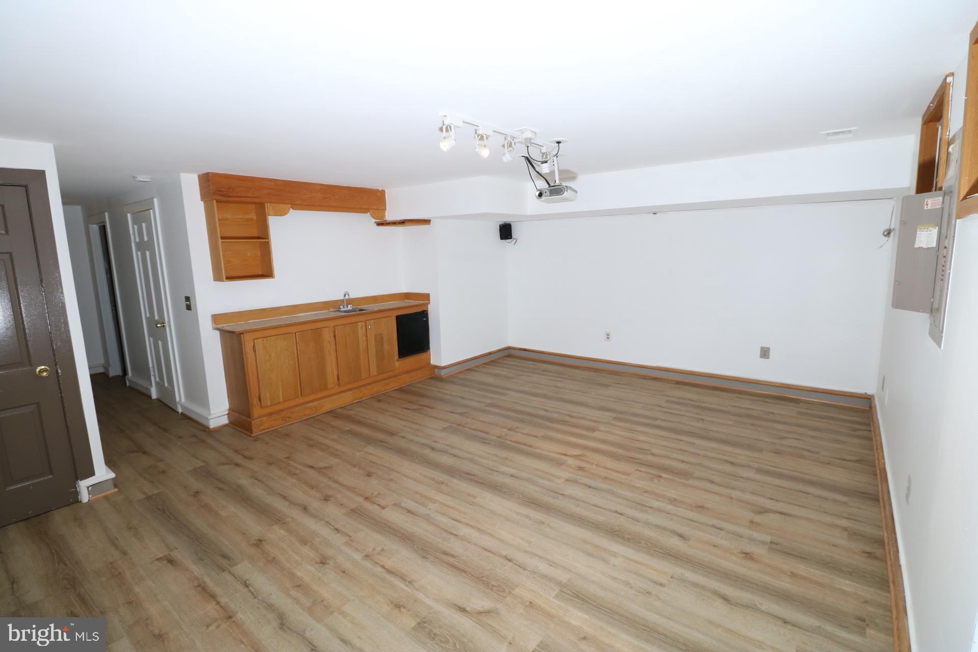 GUNNERS LAKE VILLAGE - Residential Lease