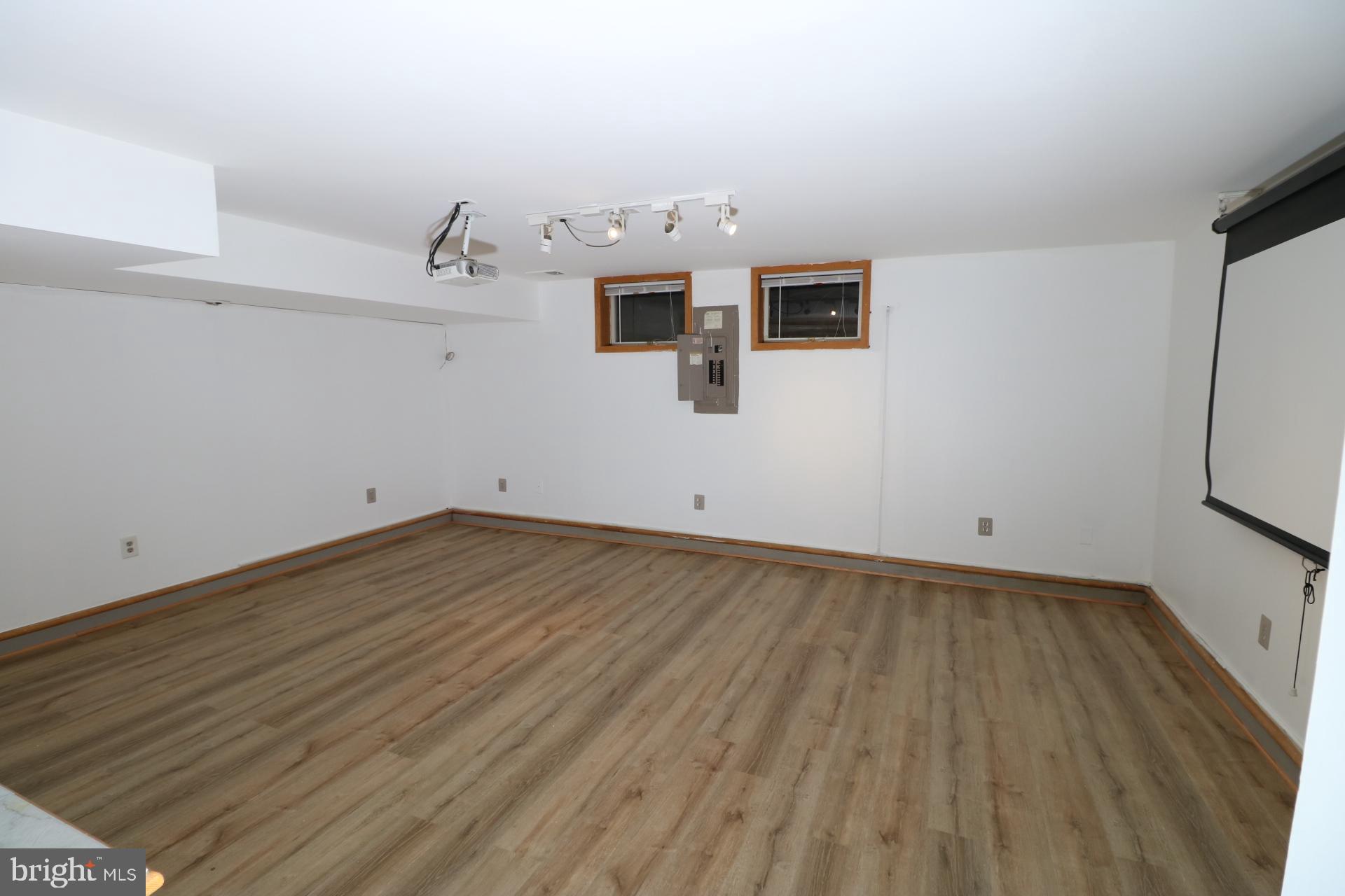 GUNNERS LAKE VILLAGE - Residential Lease