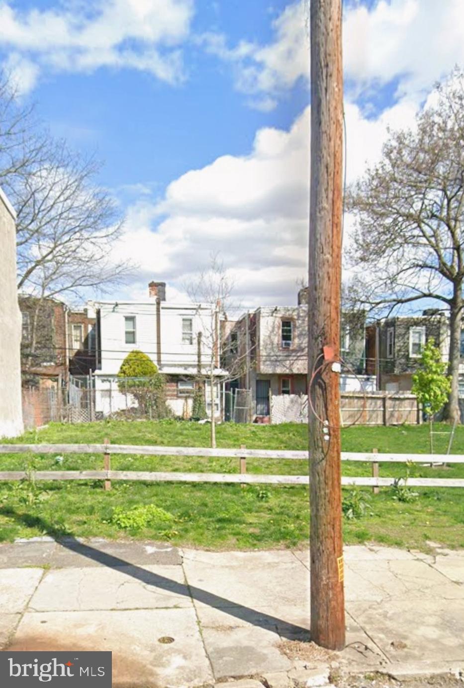 14x64ft RM1 zoned (residential multi family) vacant lot on a street primed for new development. Potential to apply for two units. Consult with your zoning professional today. Agent has financial interest.