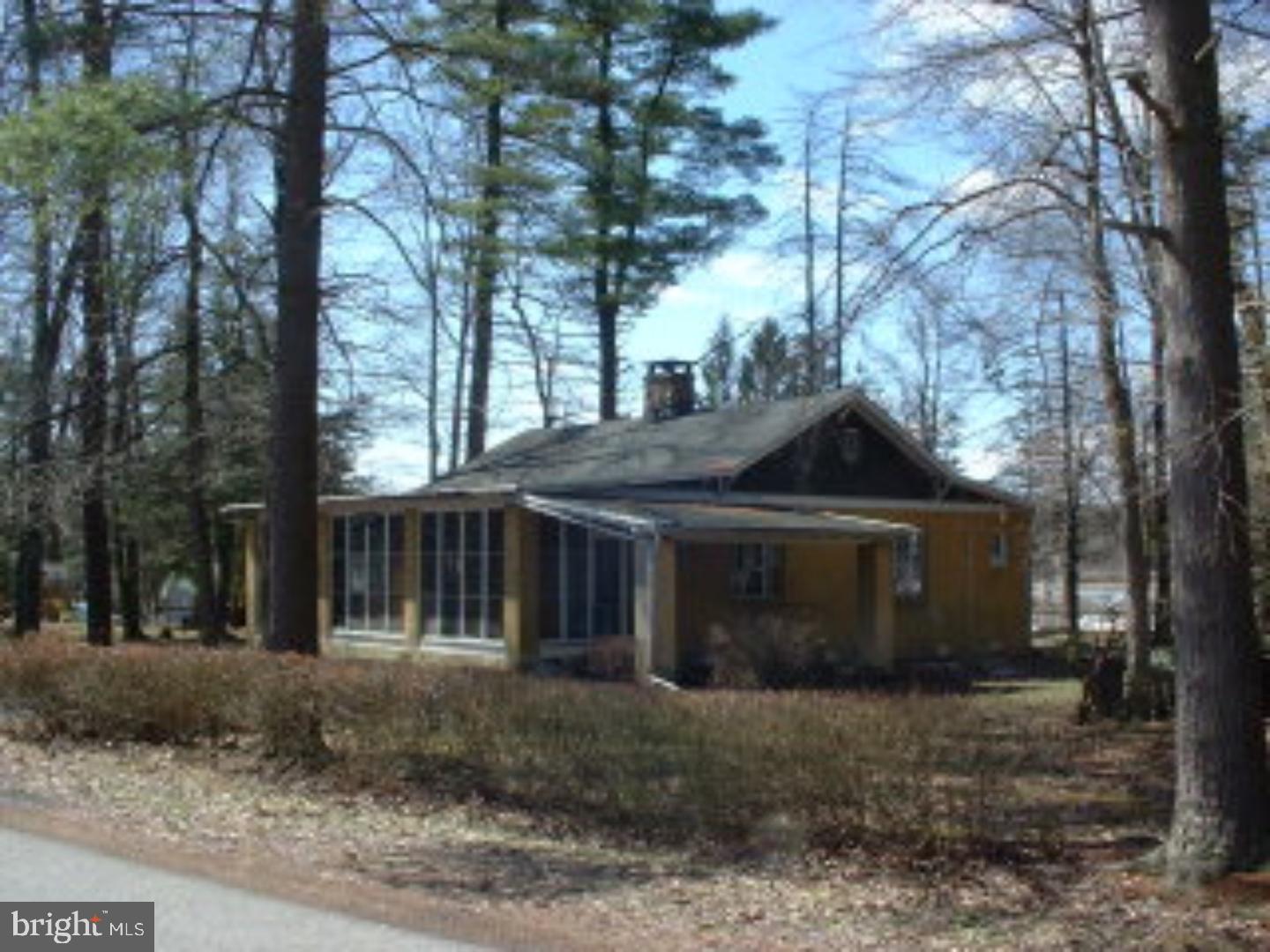 GREAT SUMMER COTTAGE - ONE FEW REMAINING, CAN BE PERFECT GINGERBREAD HOUSE. HISTORIC ST ANNE'S. ORIGINAL OWNER ESTATE. LARGER LOT, ROOM TO EXPAND, CHARMING BUT NEEDS MUCH BE YEAR ROUND. NEVER REMODELED. ORIGINAL CALIFORNIA STUCCO INT WALLS. Mailing Address Continued: ORWIGSBURG Color: TAN Amp: 60
