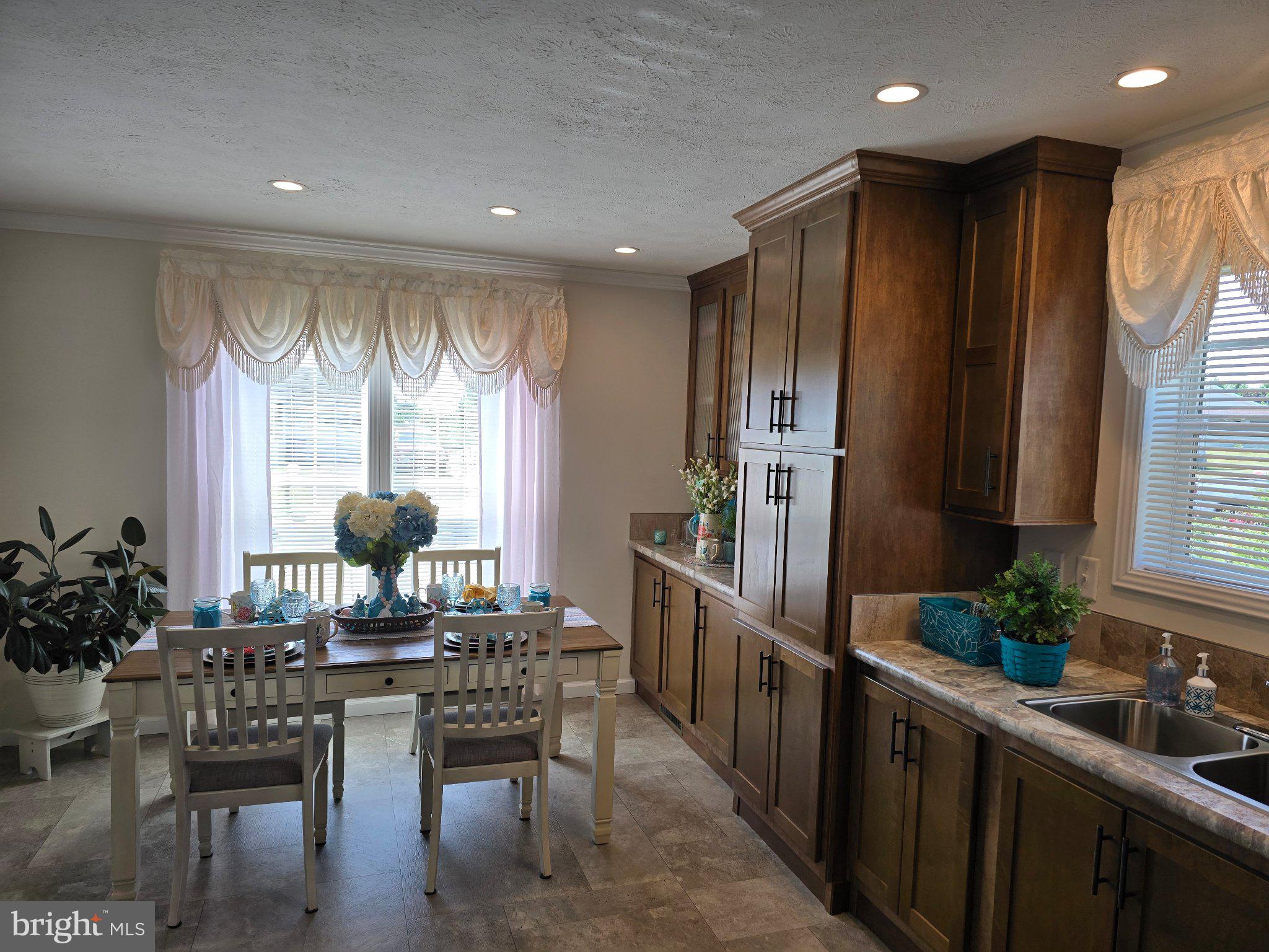 PINE MANOR - Residential