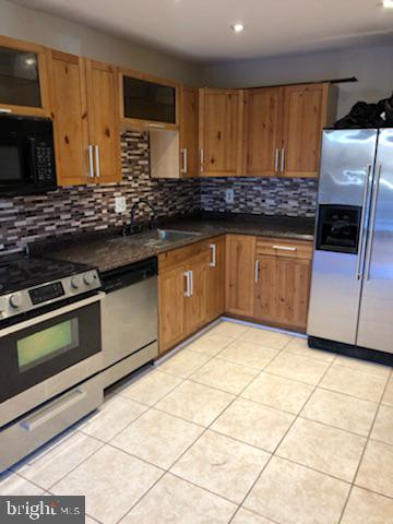 Gorgeously renovated and conveniently located townhouse. Features new cabinets, stainless steel appliances, recessed lights, new windows, brand new hardwood floors and carpet, spacious bedrooms with huge walk-in closets and a separate living / dining rooms.  Washer/dryer in unit! There is also a patio area and a shed. Priced well -- check it out today!