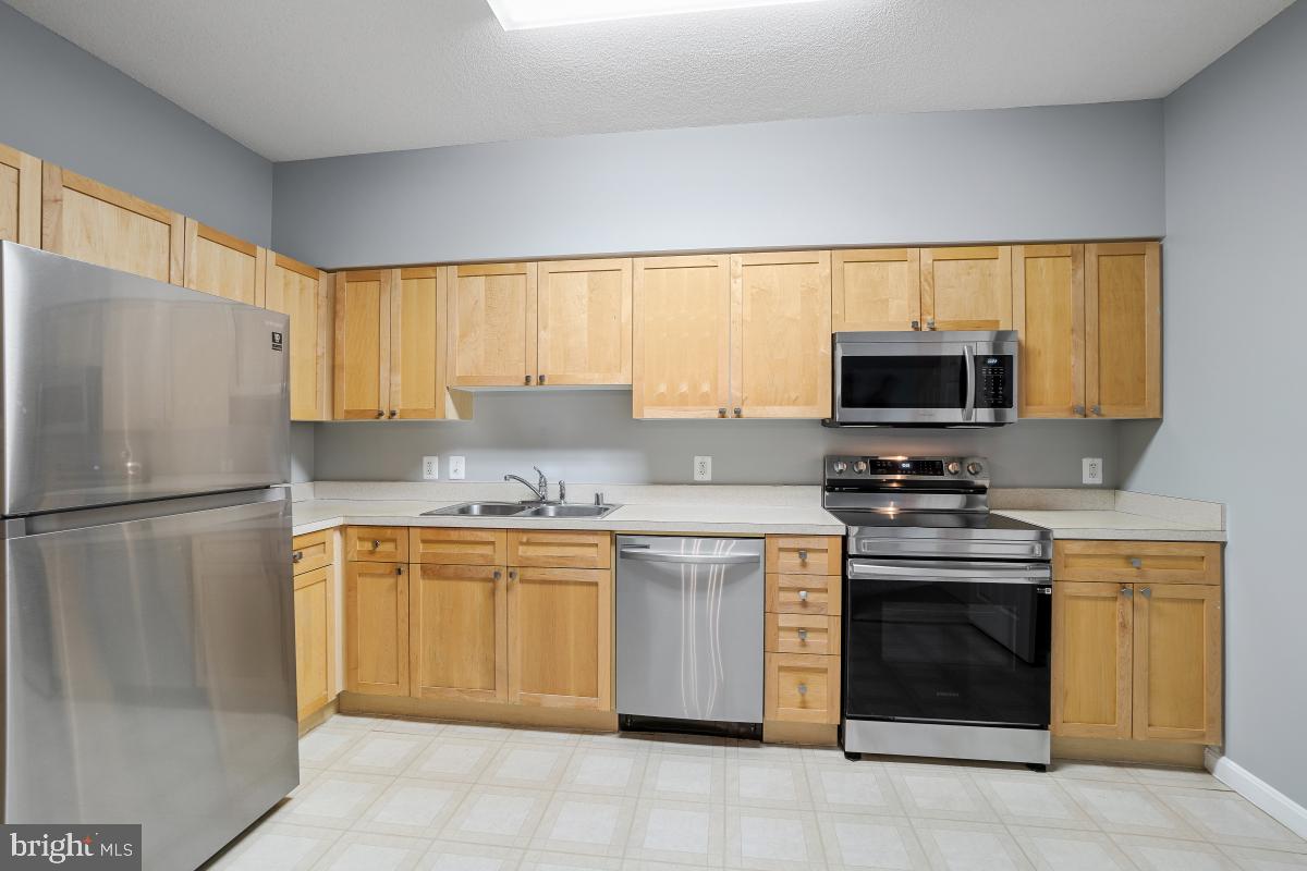 CREEKSIDE AT LEISURE WORLD - Residential