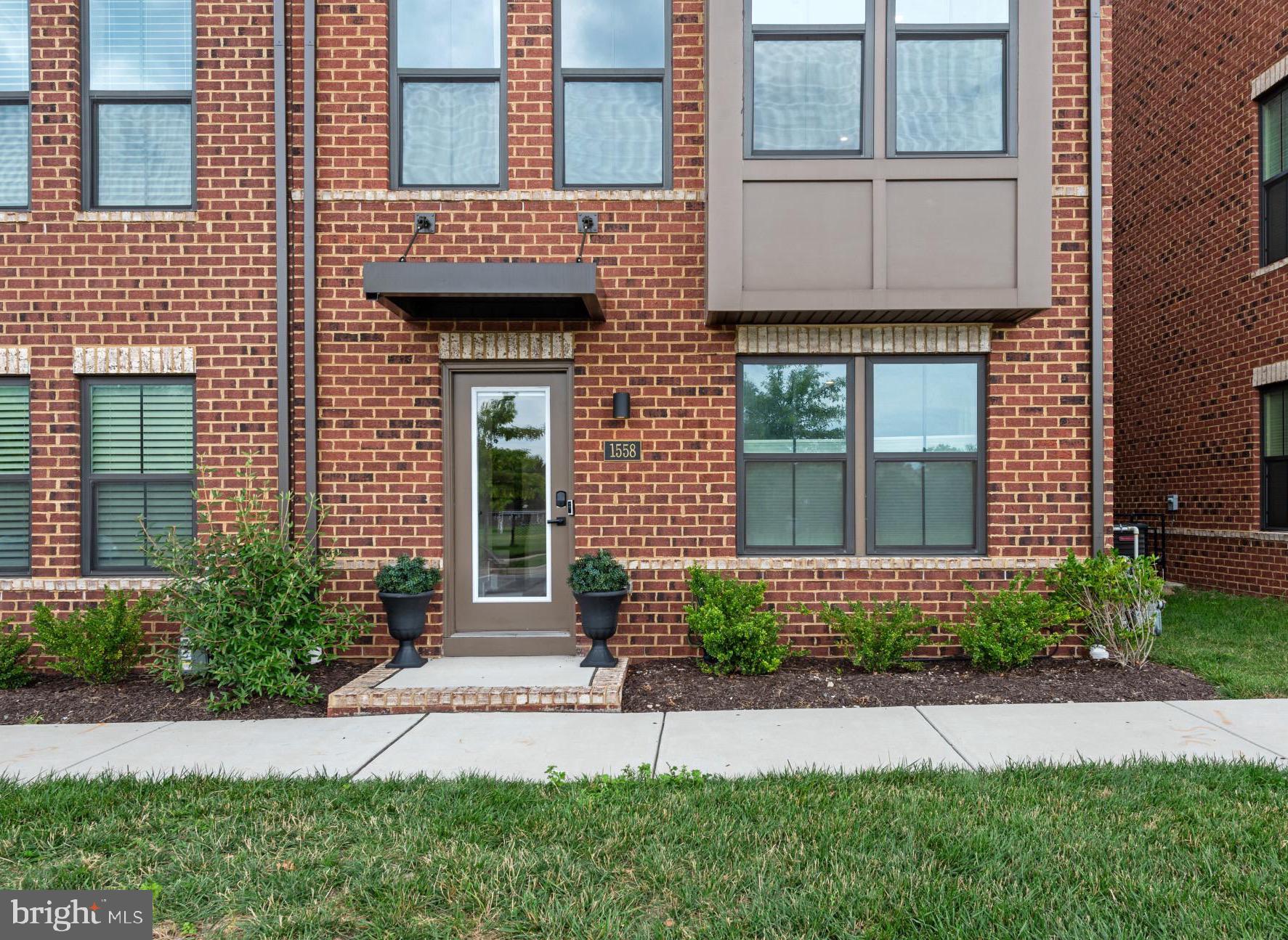 BANNER ROW - Residential