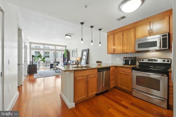 Ballston living at its best! This beautifully maintained 1 bed, 1 bath condo in the heart of Ballston offers a great floor plan, abundant natural light, and modern finishes throughout. Enjoy a sleek kitchen with stainless steel appliances, in-unit washer/dryer, and a private balcony. Just 0.3 miles from Ballston Metro and a short distance to dining and shopping—this home combines comfort and convenience in one of Arlington's great neighborhoods. Pet-friendly building with great amenities including one reserved parking spot,  an additional storage unit, rooftop pool, fitness room, and community spaces.