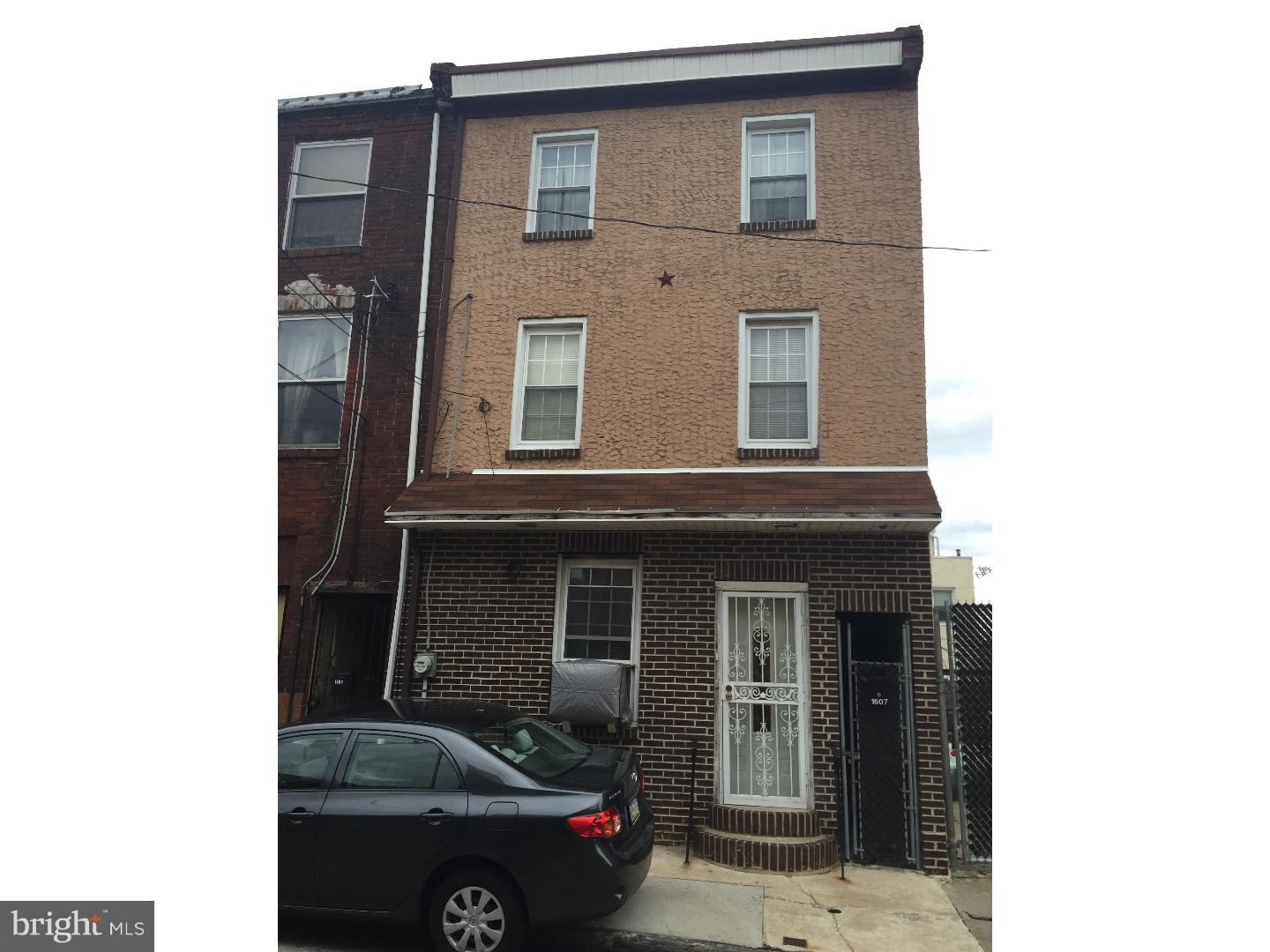 Nice 4br house with newer kitchen, fenced in rear yard,floating staircase,newer kitchen, the list goes on. Within walking distance to all the restaurants, bars, and the Piazza. This is definitely not one to miss. Showings are on Weekends and Mondays.