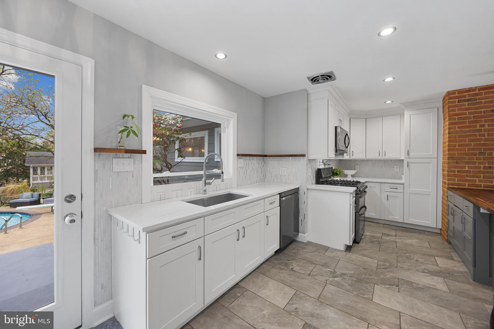 BUCKNELL MANOR - Residential