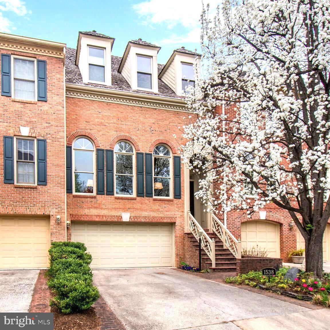 HAMPTONS OF MCLEAN - Residential