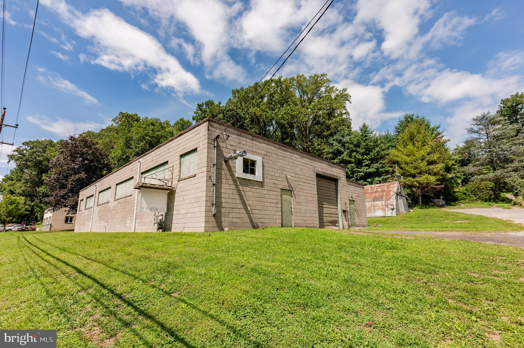 Rare find in Whitemarsh Township approximately, 3500  square feet of warehouse offers reception area  (approximately 16x10),  two restrooms , newer heating system and roof, and off street parking.  The warehouse and the Quonset hut (approximately 200 square feet) are both located on a flag lot over 3/4 of an acre.  Not in a flood zone! Schedule your appointment now.