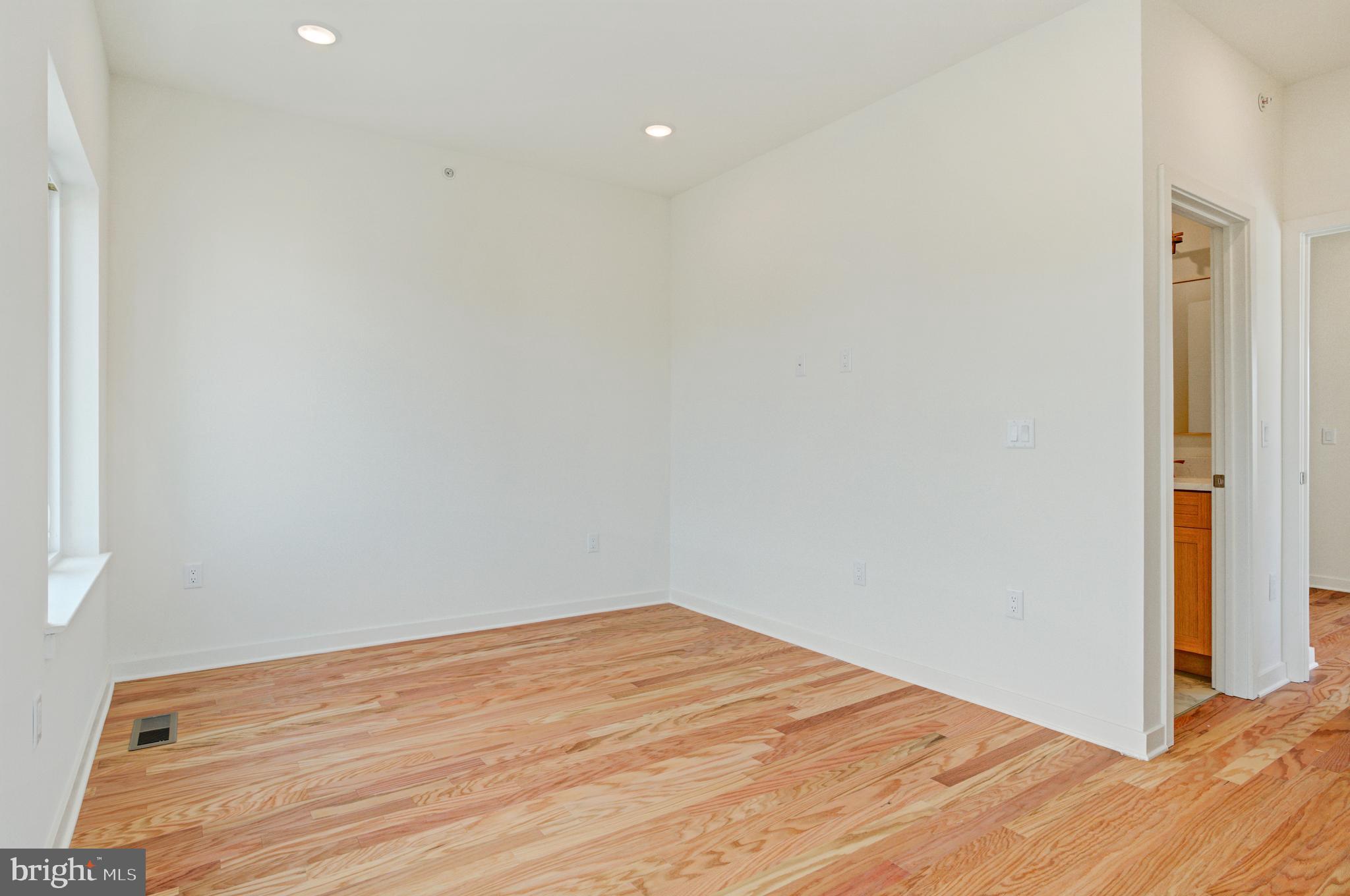 EAST KENSINGTON - Residential
