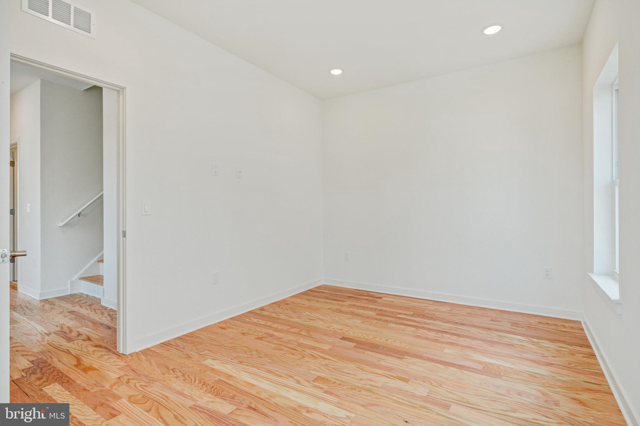 EAST KENSINGTON - Residential