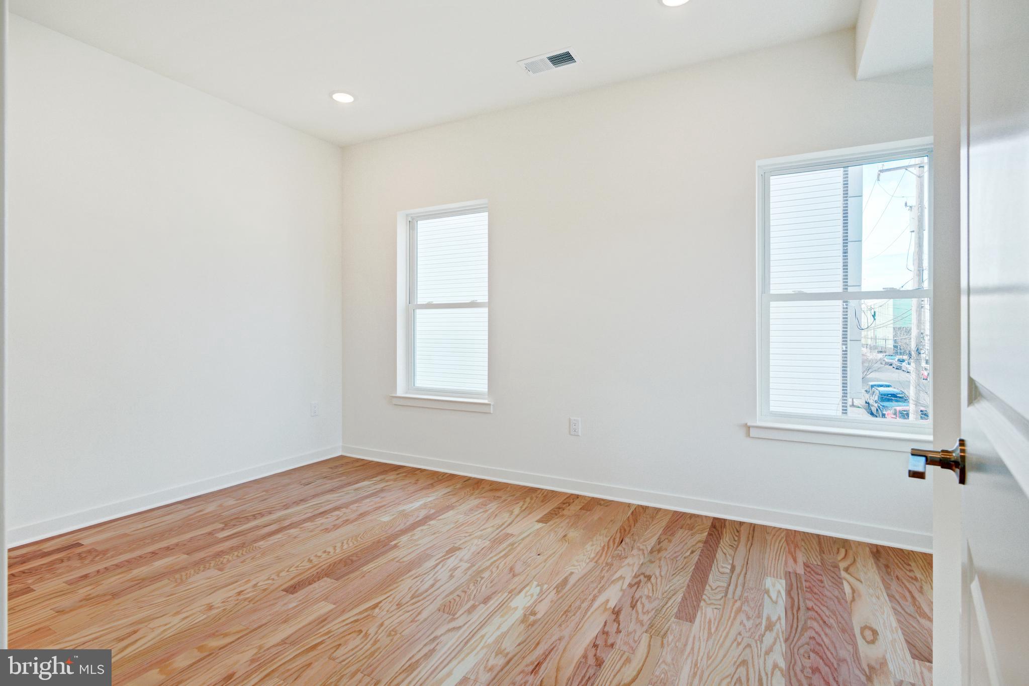EAST KENSINGTON - Residential