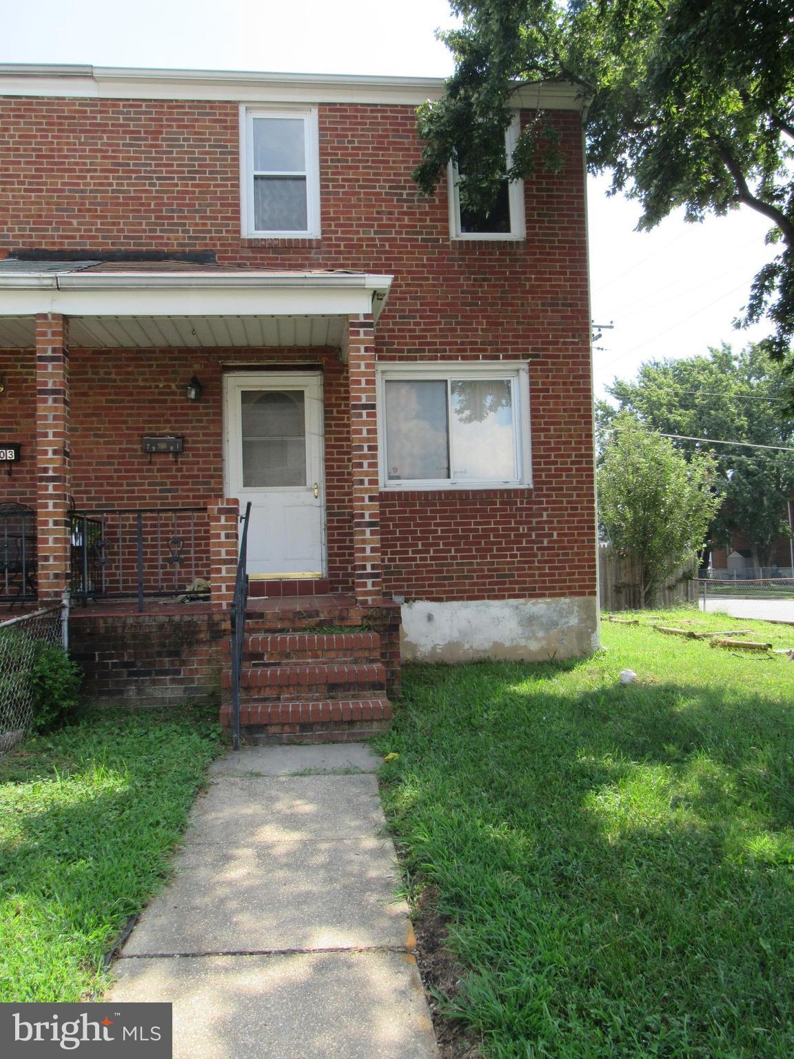 End unit town home with tons of potential. 3 levels and simply waiting for your custom touch. Needs work but has good bones. Close to major routes and shopping and dining. First time home buyers love project or investors dream. Come get this one! Will not last!