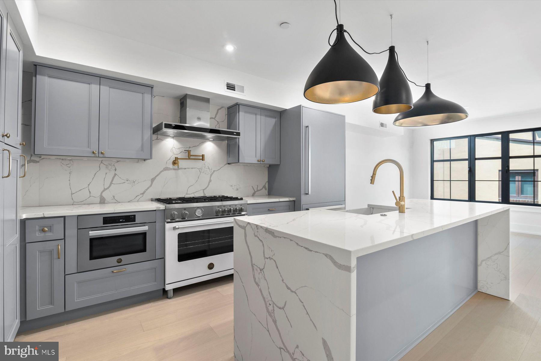 QUEEN VILLAGE - Residential