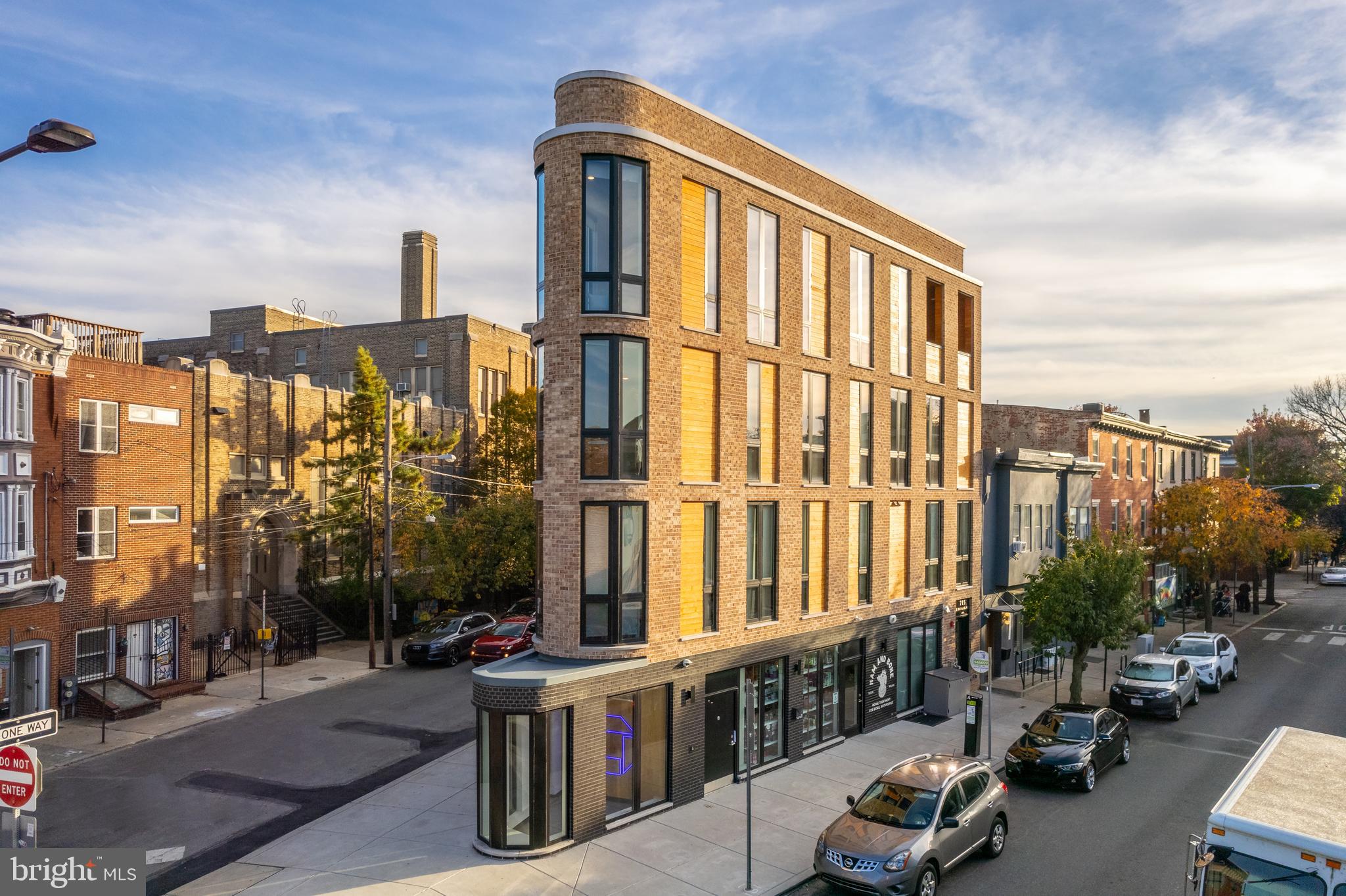 QUEEN VILLAGE - Commercial Sale