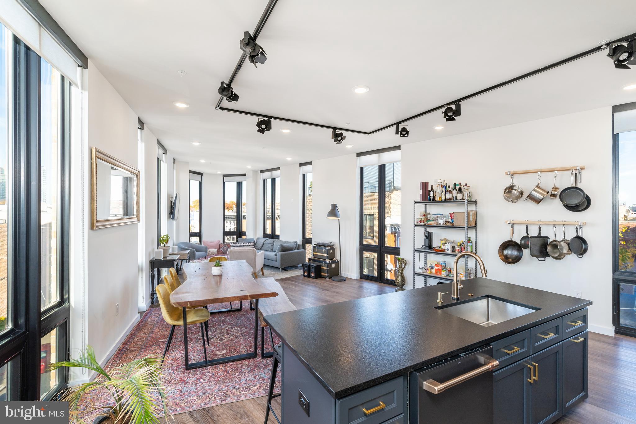 QUEEN VILLAGE - Commercial Sale