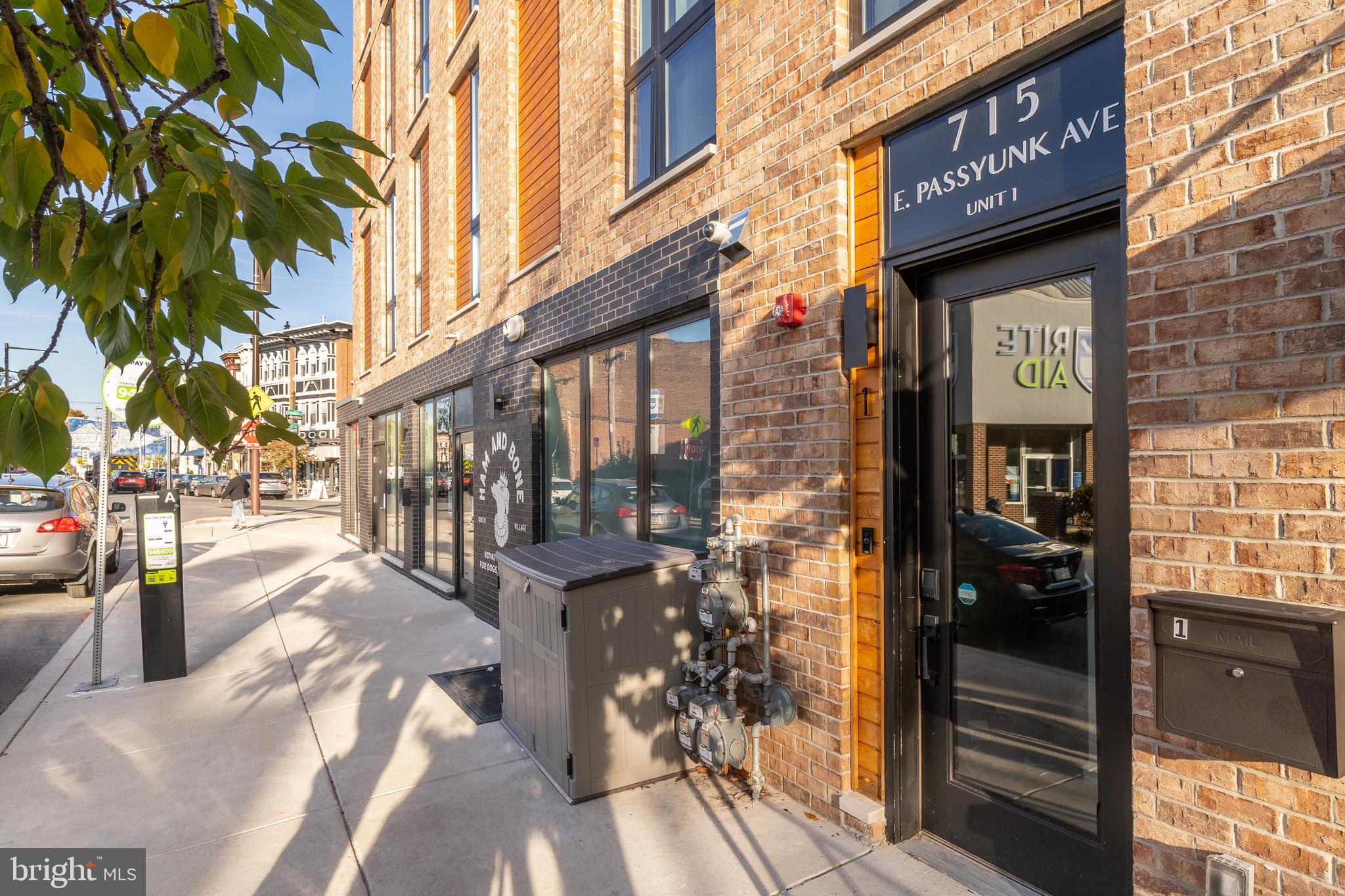 QUEEN VILLAGE - Commercial Sale